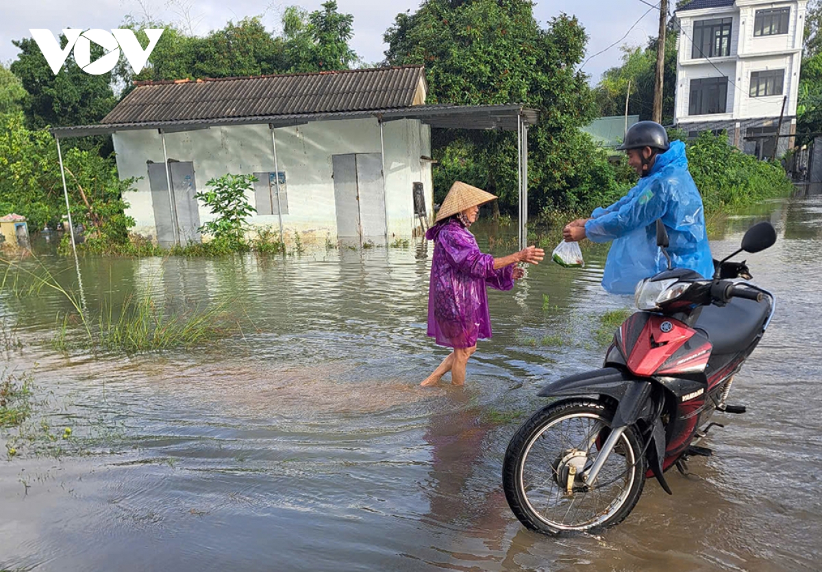 Quảng Ngãi: Nước rút, chính quyền hỗ trợ dân dọn dẹp nhà cửa